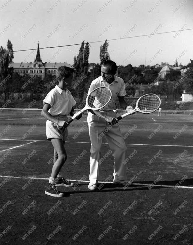 Sport - Asbóth József teniszbajnok fiával a pályán