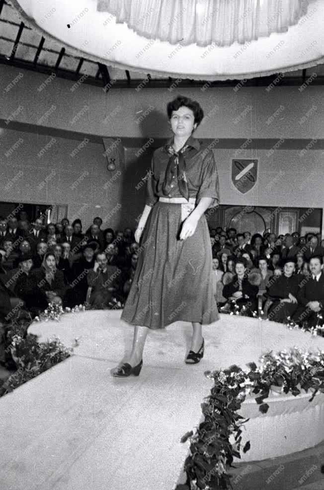 Vegyes - Divatbemutató 1949-ben