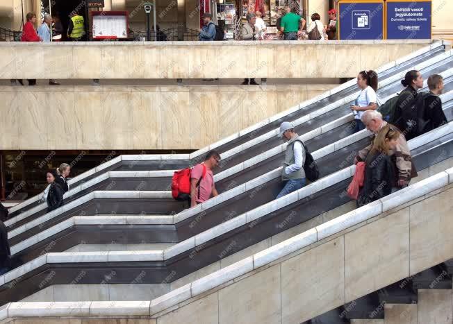 Közlekedés - Budapest - Utasok a Keleti pályaudvaron