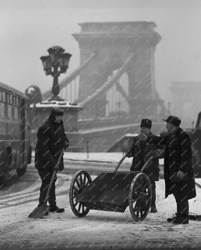 Városkép - Hómunkások Budapesten