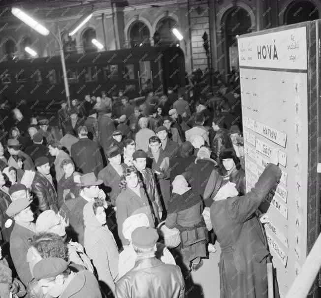 Közlekedés - Karácsonyi csúcsforgalom a Keleti pályaudvaron