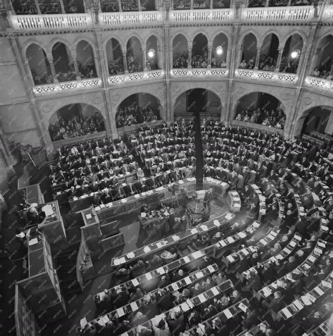 Belpolitika - Az új Parlament alakuló ülésén 