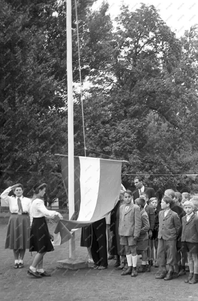 Ifjúság - Gyermekfalu-avatás a Szigeten