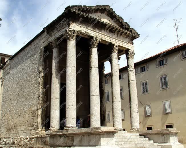 Horvátország - Pula - Augustus templom