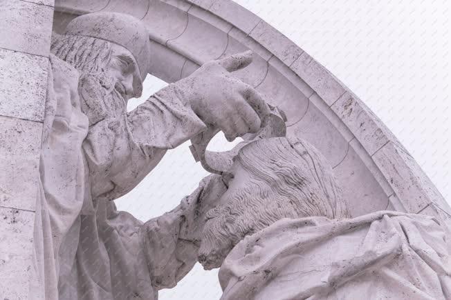 Köztéri szobor - Esztergom - Szent István megkoronázása