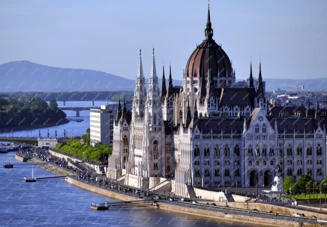 Városkép - Budapest - Országház a Duna-parton
