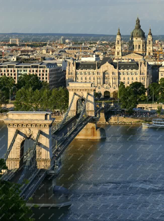 Városkép - Budapest - A Széchenyi tér részlete a bazilikával