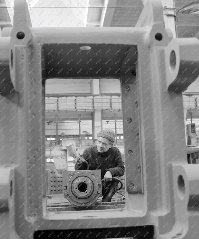 Ipar - A Jászberényi Aprítógépgyárban