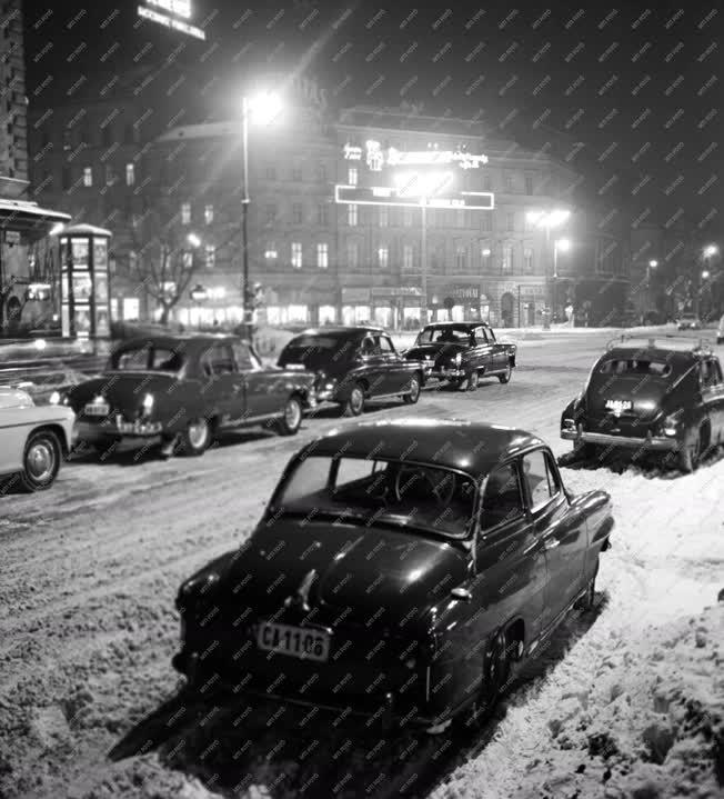 Városkép - Parkoló autók a November 7. téren