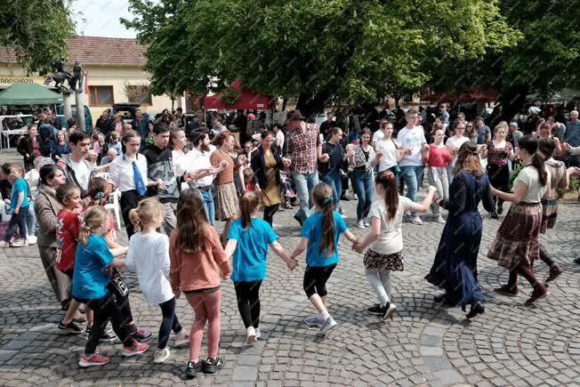 Szórakozás - Kultúra - Suhaj zenekar a nagymarosi termelői és kézművespiacon