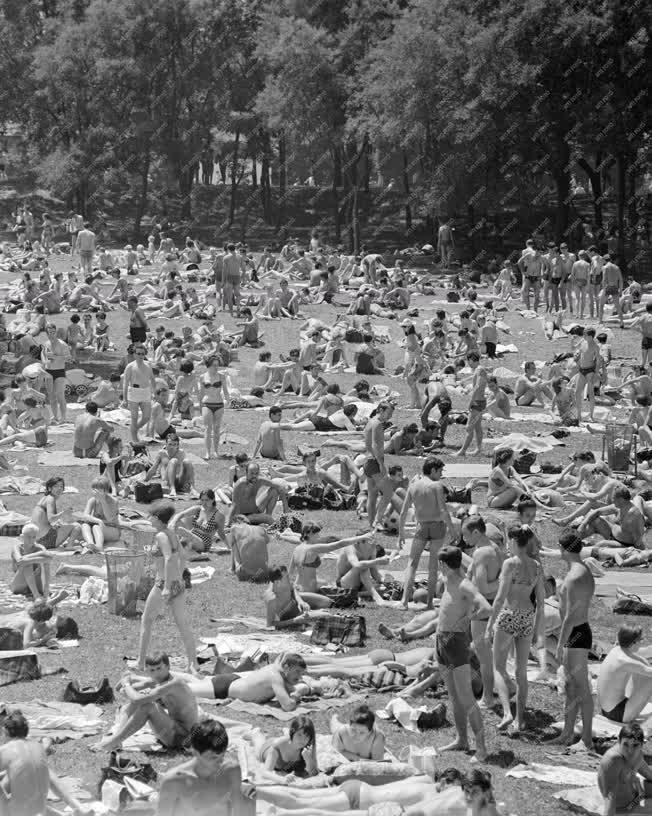 Városkép-életkép - Teltház a Palatinus strandon