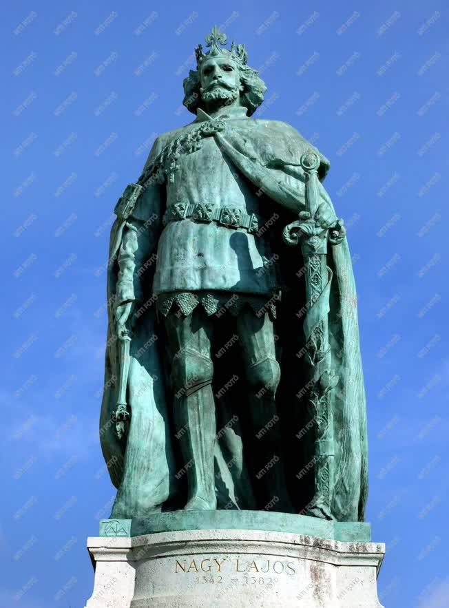 Köztéri szobor - Budapest - Nagy Lajos király a Hősök terén
