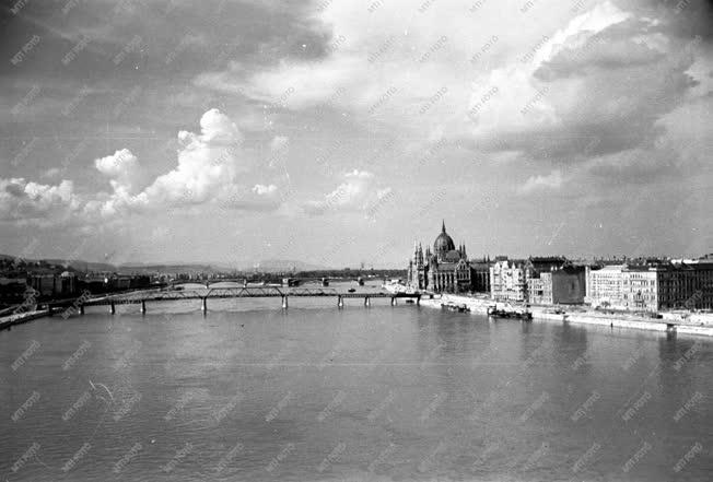 Városkép - Budapesti látkép a Kossuth híddal 
