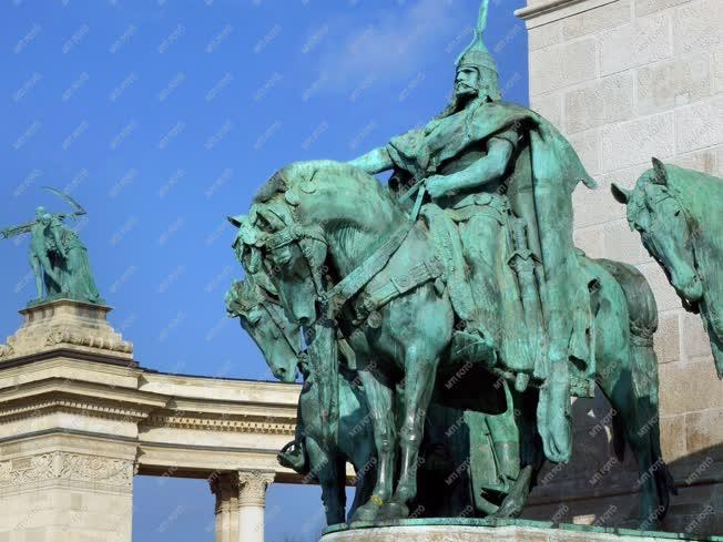 Köztéri szobor - Budapest - Árpád vezér a Hősök terén