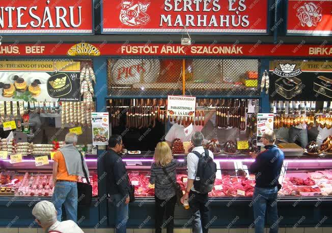 Kereskedelem - Budapest - Vásárlók a Nagycsarnokban