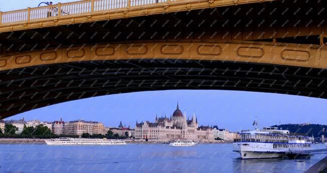Városkép - Budapest - Dunai panoráma a Parlamenttel és kikötött hotelhajókkal