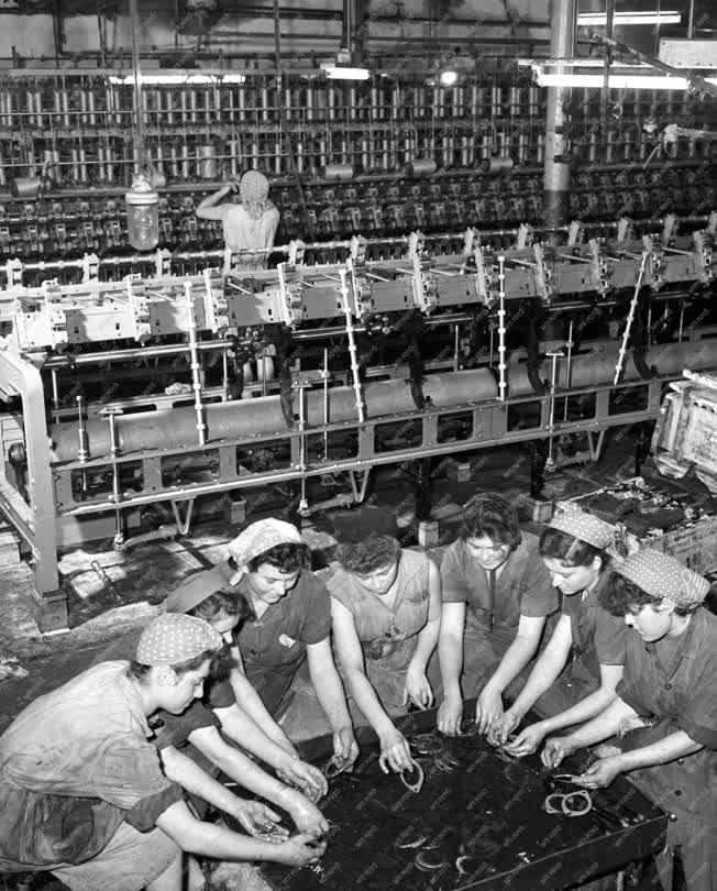 Ipar - Új szovjet textilgépek a Komáromi Lenfonóban