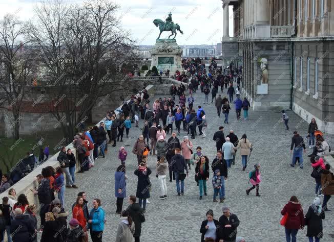 Idegenforgalom - Budapest - Turisták és ünneplők a Budai Várban