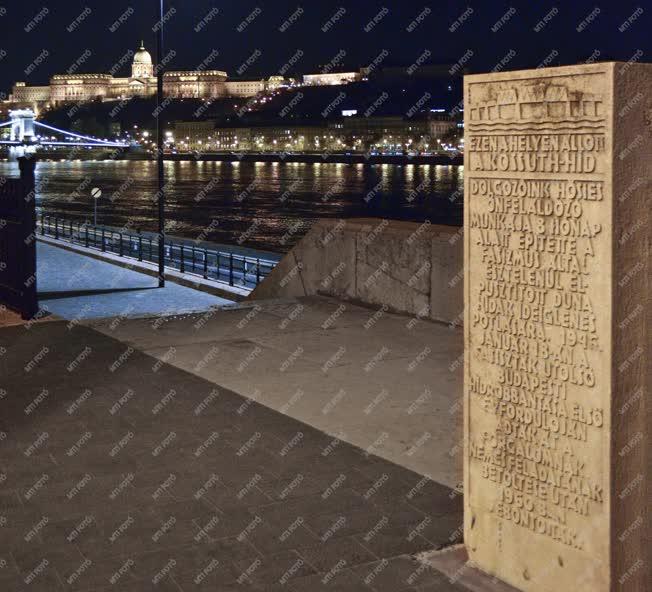 Emlékmű - Budapest - A Kossuth híd emlékköve