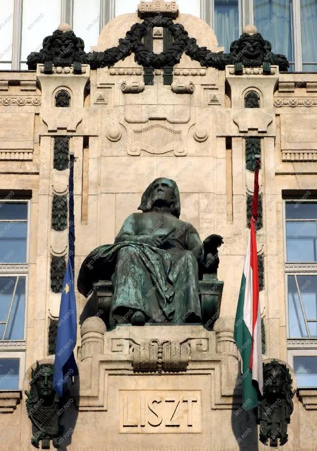 Köztéri szobor - Budapest - Liszt Ferenc szobra a Zeneakadémia épületén