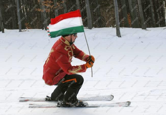 Március 15. – Síbemutató huszárruhában