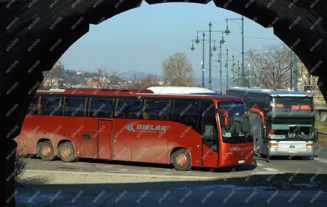 Idegenforgalom - Budapest - Turistabuszok a Lánchídnál