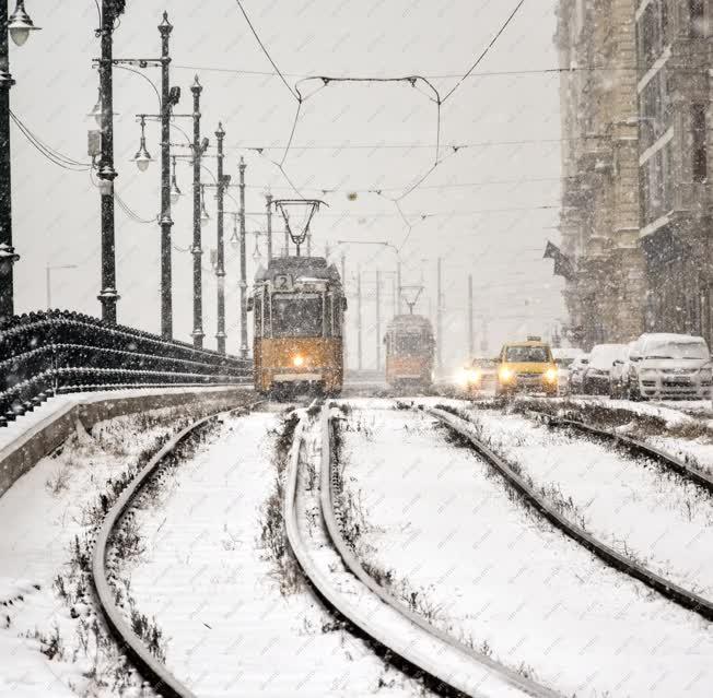 Közlekedés - Budapest - BKK 2-es villamos havazásban
