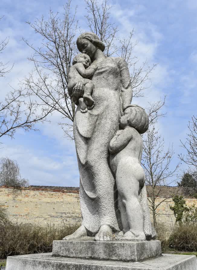 Városkép - Budapest - Soroksár - Anya gyermekeivel szobor