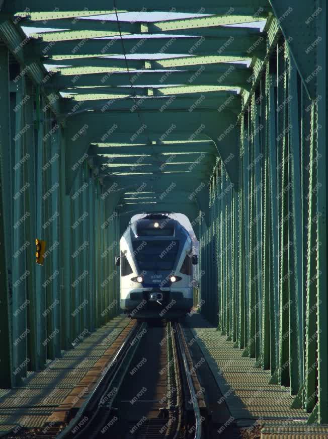 Közlekedés - Budapest - Modern vonat jár Esztergomba