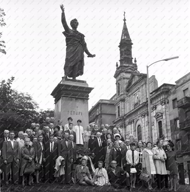 Külkapcsolat - Magyar származású kanadaiak koszorúznak