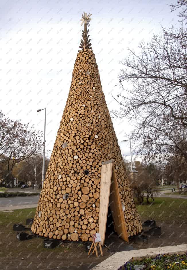 Ünnep - Budapest - Tűzifából felépített karácsonyfa