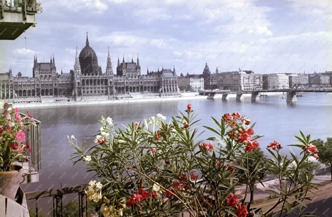 Városkép - Duna-parti panoráma a Parlamenttel