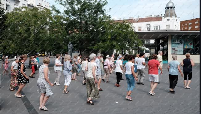 Szabadidő - Budapest - Tornázó emberek a Móricz Zsigmond körtéren