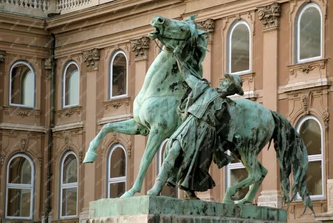 Köztéri szobor - Lófékező