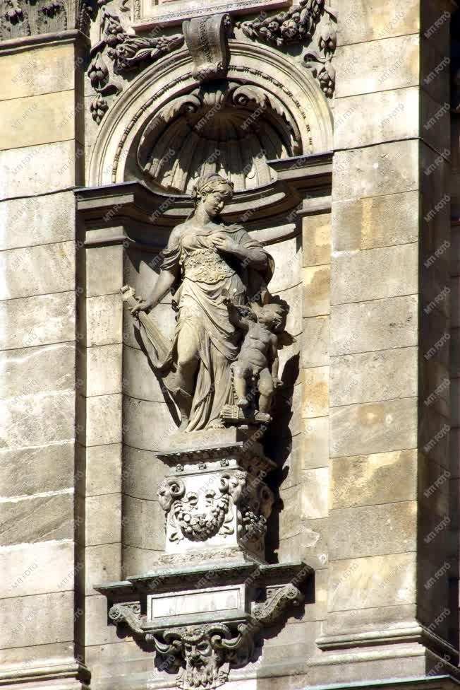 Köztéri szobor - Allegórikus szobor az Állami Operaház épületén