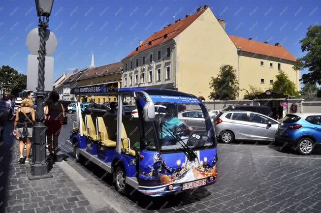 Idegenforgalom - Budapest - Városnéző busz a Budai Várban