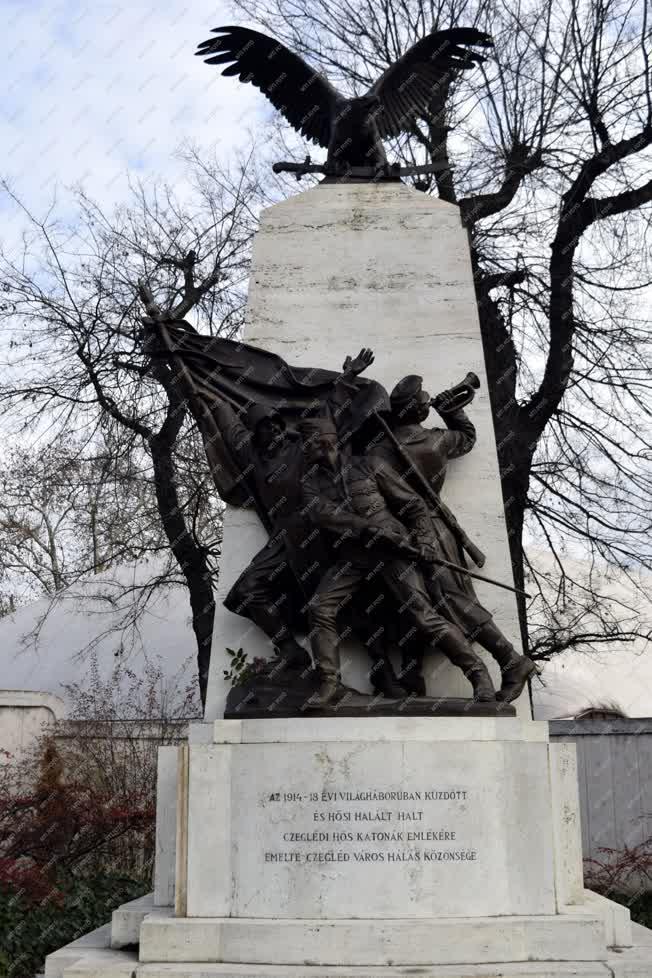 Emlékezés - Cegléd - I. és II. világháború hőseinek és áldozatainak emlékműve