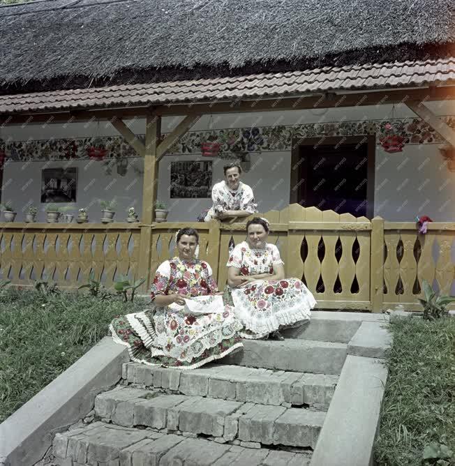 Folklór - Kalocsai hímzőnők