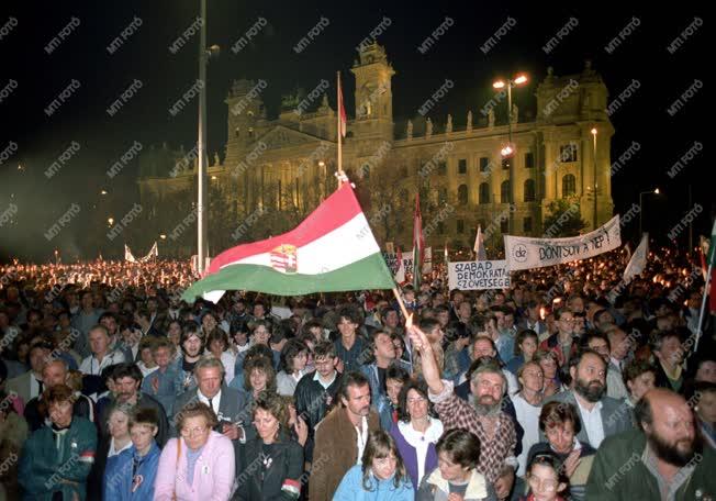 Ünnep - Október 23-án a Parlament előtt