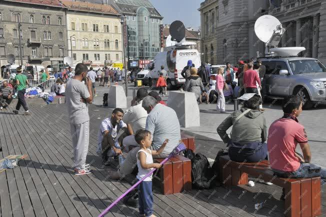 Illegális bevándorlás - Budapest - Migránsok a Baross téren
