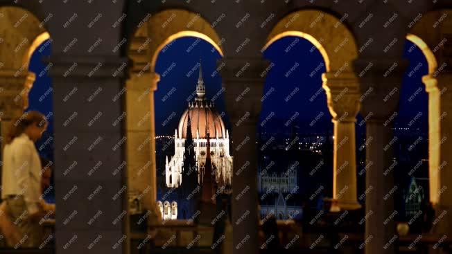 Budapest - Középület - Esti fényben a Parlament kupolája