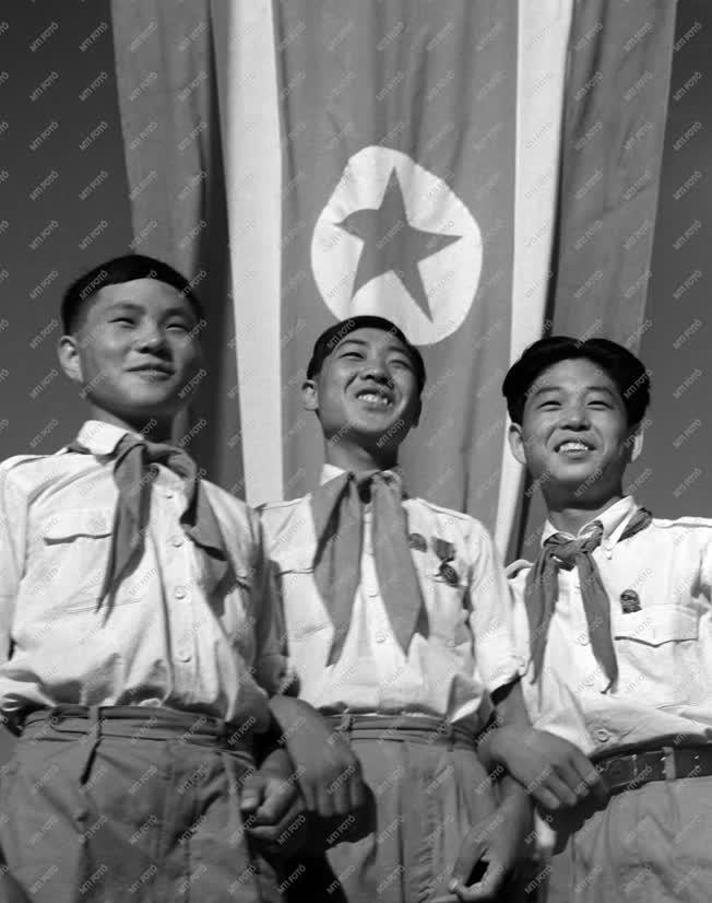 Történelem - Koreai úttörők a fegyverszünet aláírásáról értesülnek