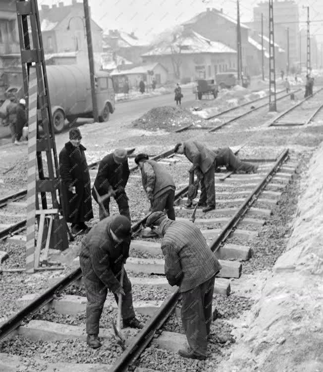 Közlekedés - Építik az Újpest-Csepel villamospályát 