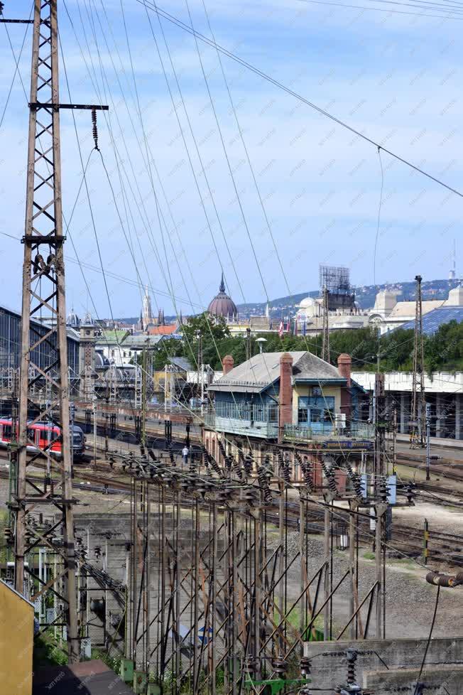 Közlekedési létesítmény - A Nyugati pályaudvar