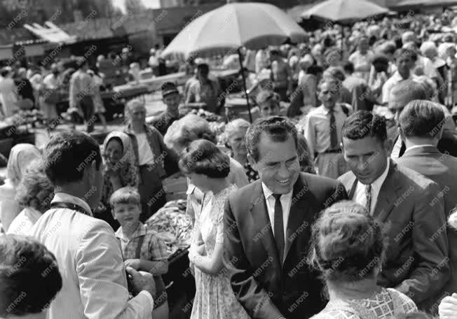 Külkapcsolat - Richard Nixon a Fény utcai piacon