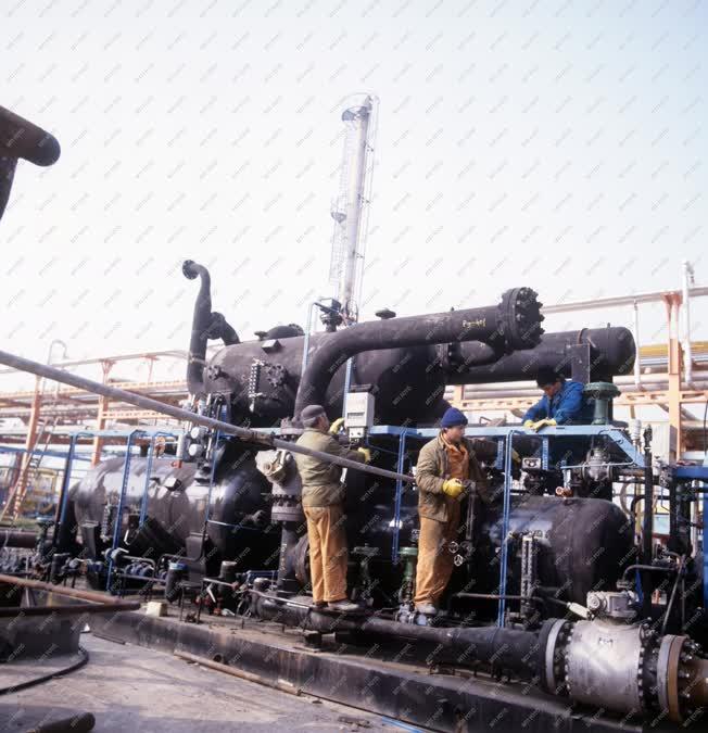 Ipar - Energia - Nagyalaföldi Kőolaj és Földgáztermelő Vállalat új szegedi üzeme