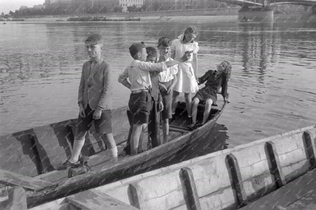 Budapesti életképek - Csónakban játszó gyerekek