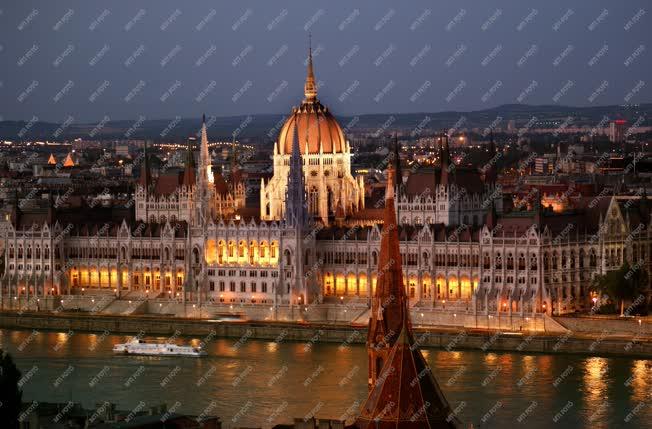 Budapest - Városkép - Az Országház esti fényben