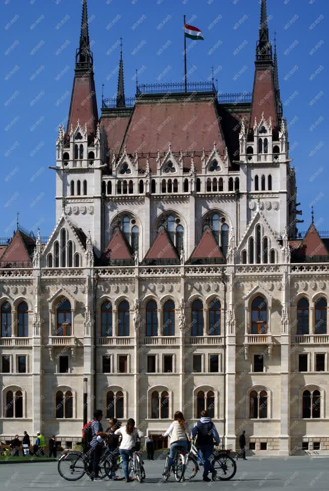 Idegenforgalom - Budapest - Turisták a Parlament épületénél