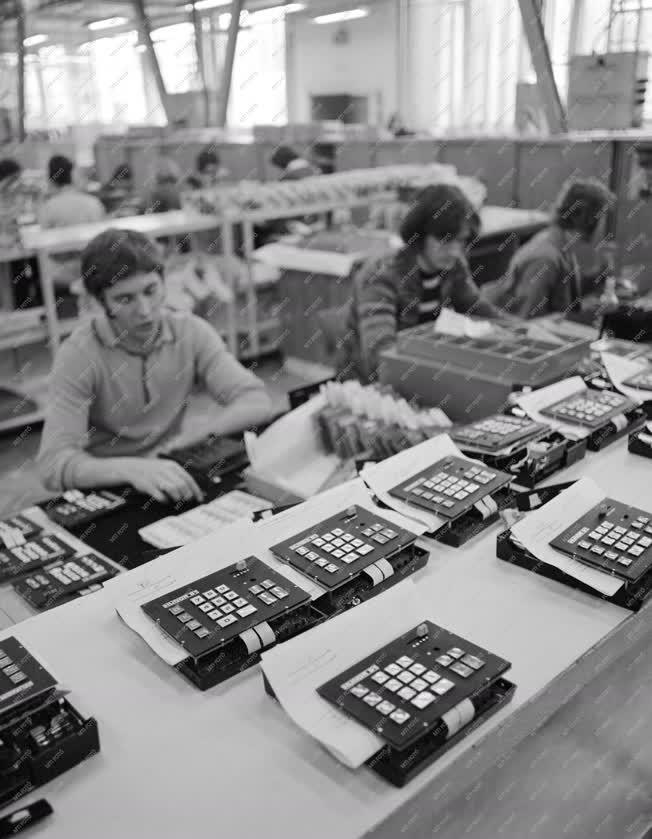 Ipar - Asztali számológépek készülnek az EMG-ben
